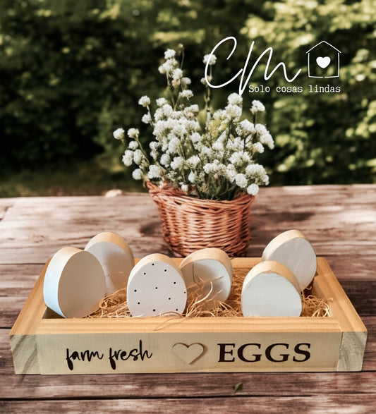 Caja con huevos de madera
