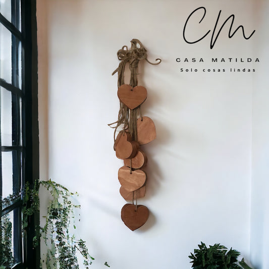 Atado de corazones de madera